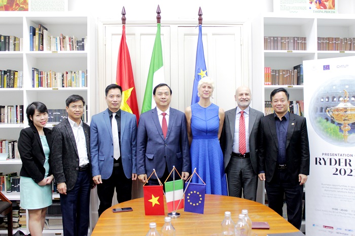 Tổng cục trưởng Nguyễn Trùng Khánh chụp ảnh lưu niệm cùng Đại sứ Italia tại Việt Nam 
